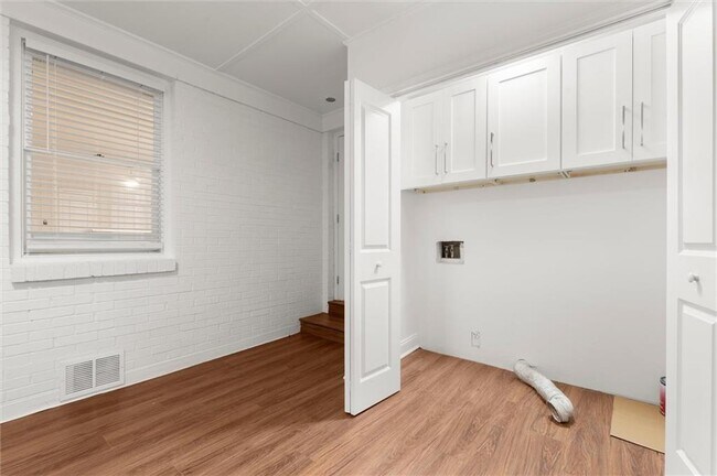 Building Photo - 174 Cromwell Rd NE