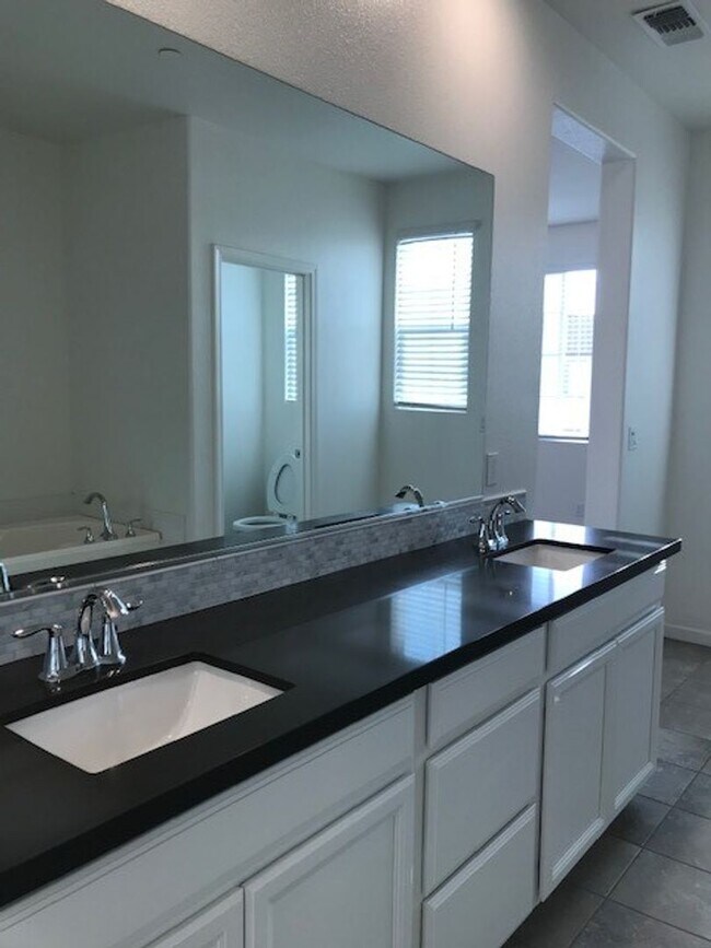 Building Photo - Beautiful home in Natomas, 3+2.5, 2-story, 2-car tandem garage, close to fwy & shopping