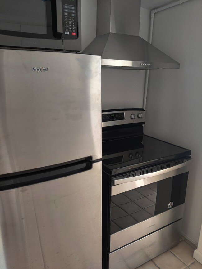 Stainless steel appliances - 117 Lighthouse Ct