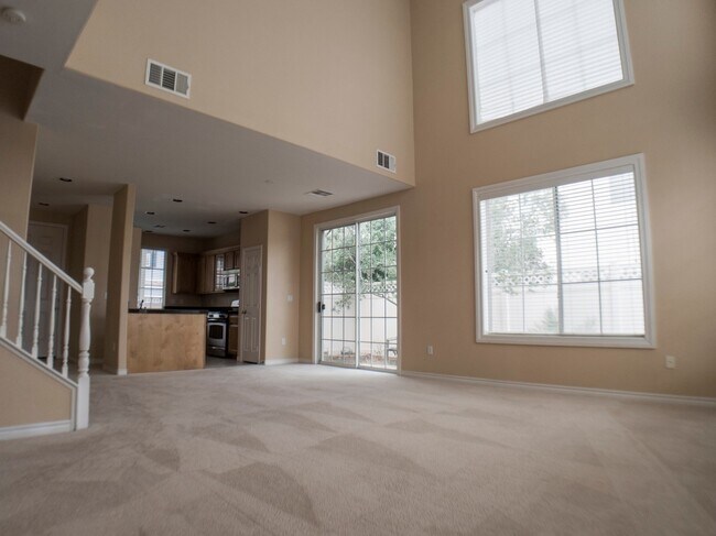 Building Photo - 3 BEDROOM, 3 BATHROOM, 2 CAR GARAGE, COMMU...