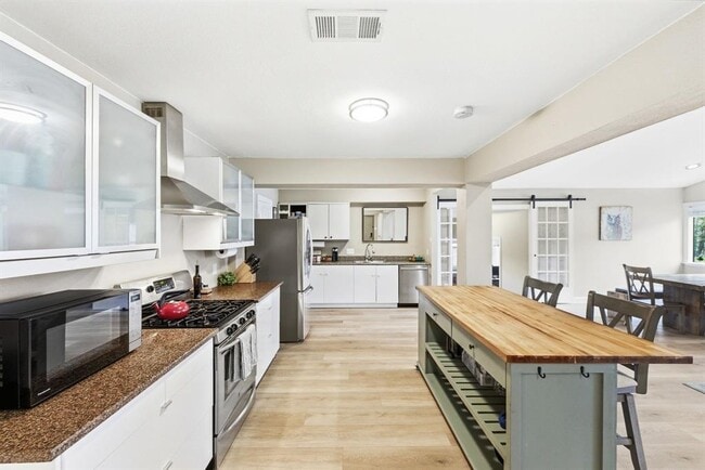 Building Photo - 7210 Towering Oaks Dr