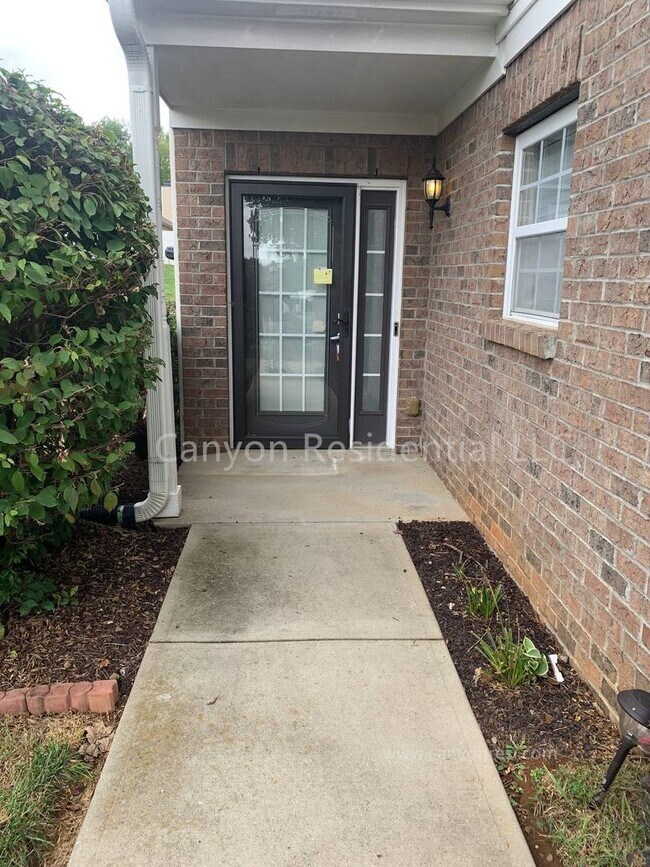 Building Photo - Beautiful 3b Room!Move in ready!