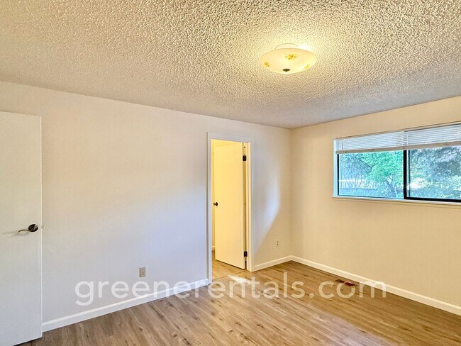 Building Photo - Cozy Meets Convenient in This Lacey Charme...