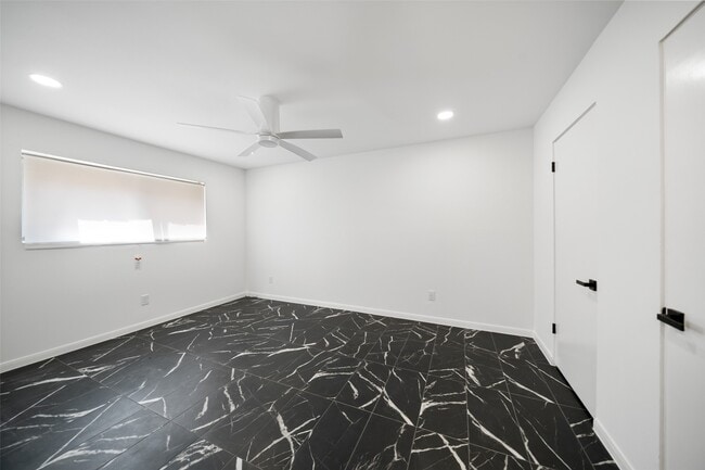 Building Photo - 2101 Fountain View Dr