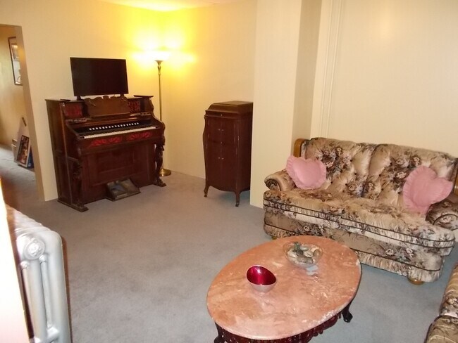 Building Photo - 628 Center St