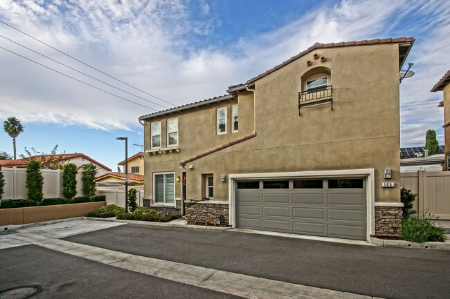 Building Photo - NEWER, BRIGHT & MODERN, FREE-STANDING CORN...