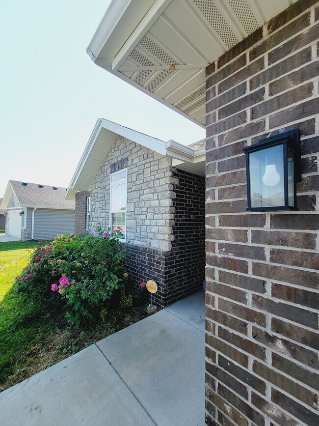 Building Photo - Luxuary in River Pointe Subdivision - Ozark!