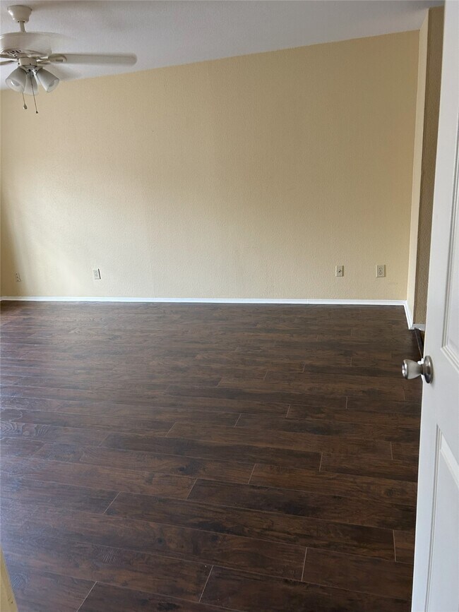 Building Photo - 4444 N Victory Dr