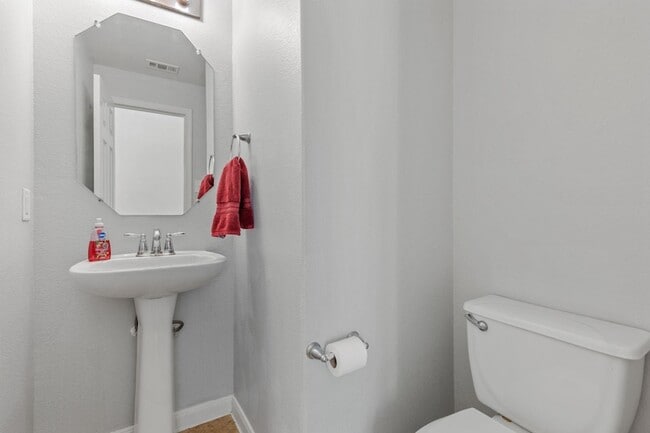 Building Photo - 103 Hoya Ln