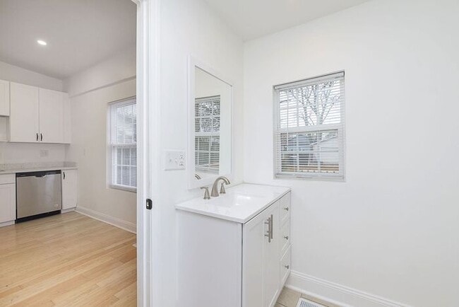 Building Photo - Charming Remodeled 2 Bedroom 1 Bath Near Fountain Square!