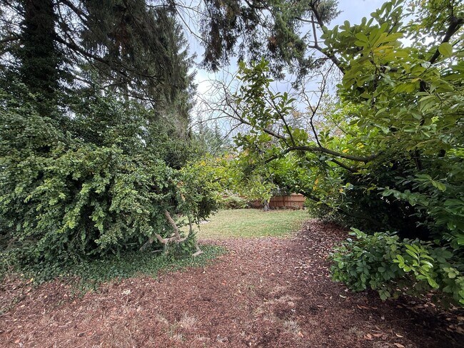 Building Photo - Lovely and Warm Home in Edmonds Available Now