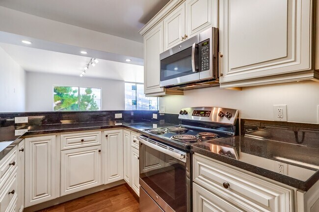 Building Photo - 435 N Oakhurst Dr
