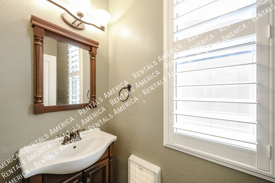 Building Photo - 3920 E Remington Dr