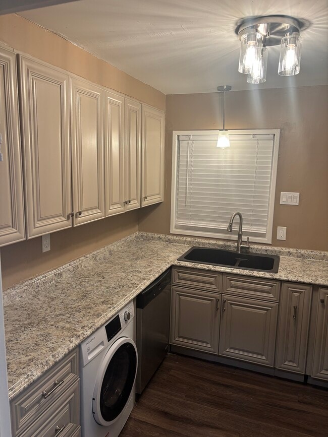 Building Photo - 1296 Elkwood St