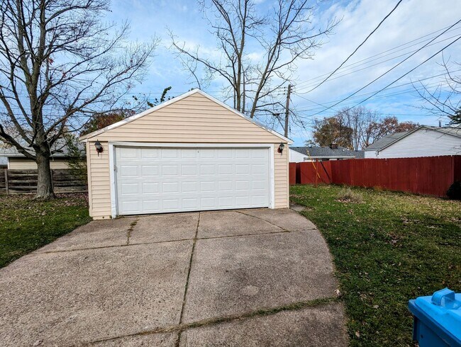 Building Photo - Charming Ranch Home Near Lakeview Metro Park