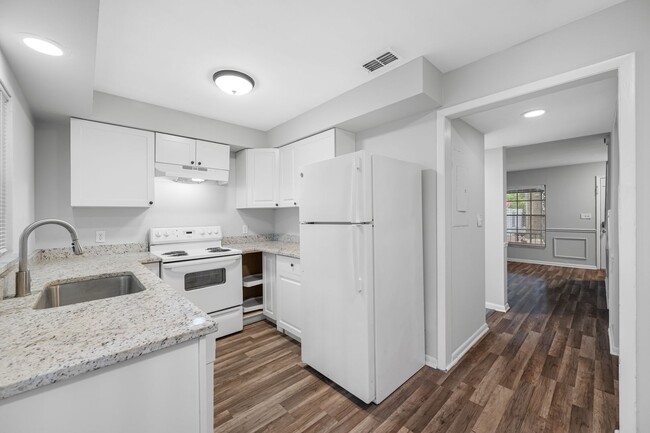 Building Photo - Renovated Seminole Heights Townhome with Laundry Included