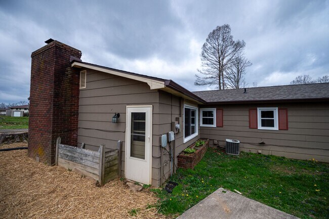 Building Photo - Lovely 3 Bed / 2 Bath in Private Setting--AVAILABLE NOW!!!