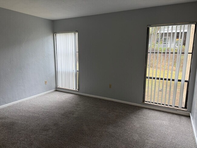 Building Photo - LEASE NOW AND ENJOY 50% OFF 2ND MONTH! Location, location, location! 876 SF Unit- 1 bd/ 1 ba near...