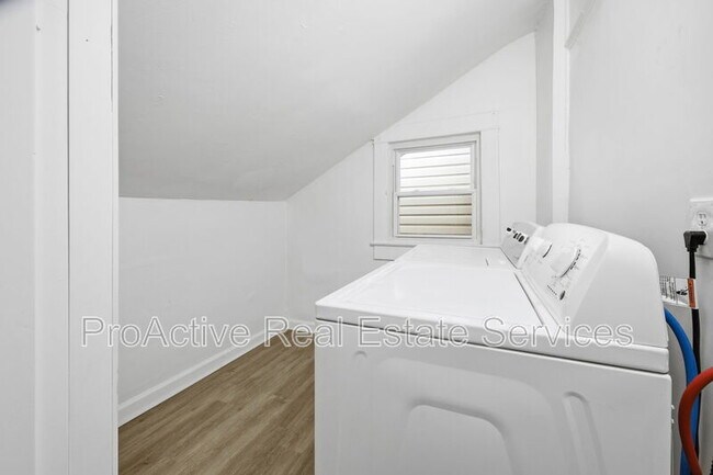 Building Photo - 244 W 32nd St