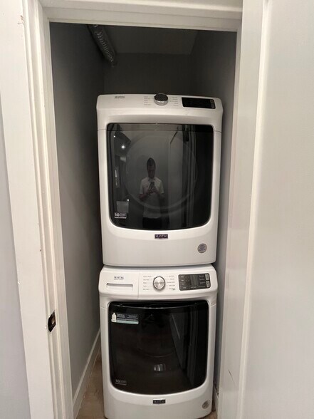 In unit washer dryer - 67 Lincoln St