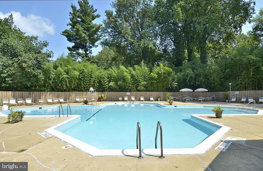 Outdoor swimming pool - 9039 Sligo Creek Pky