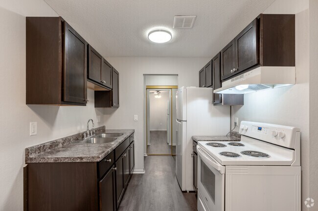 1BR, 1BA - 600 - Kitchen - Johnson Parkway