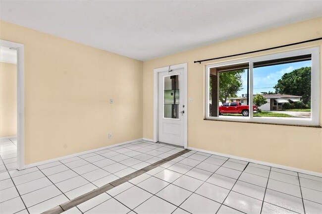 Building Photo - 1415 NE 25th St