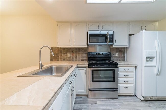 Building Photo - 7211 Lakewood Dr