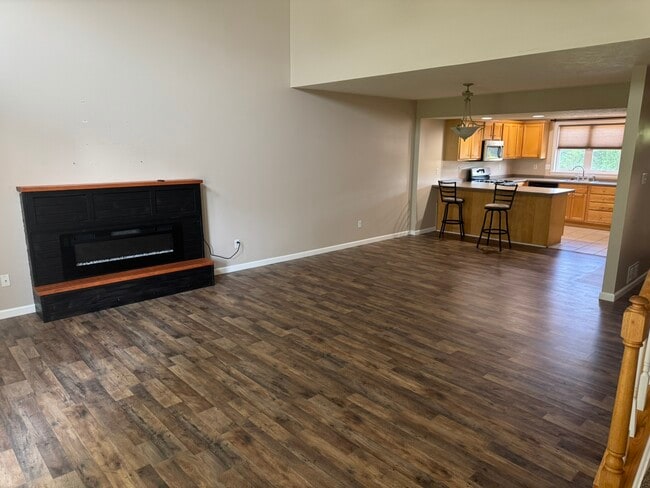 Building Photo - 205 Prairie Ct