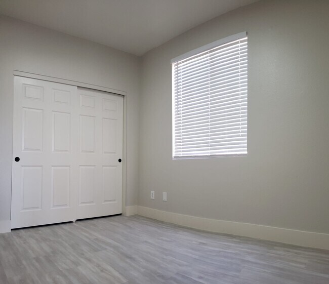 Building Photo - 198 Crown Imperial St