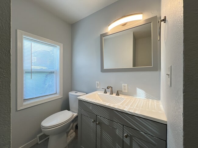 Building Photo - 579 W 16th St