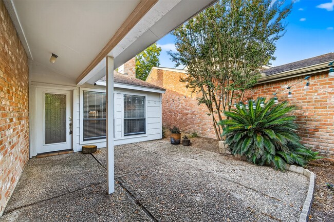 Building Photo - 812 Fleetwood Pl Dr