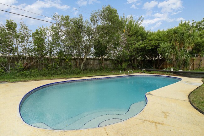 Building Photo - 2125 Smathers Cir S