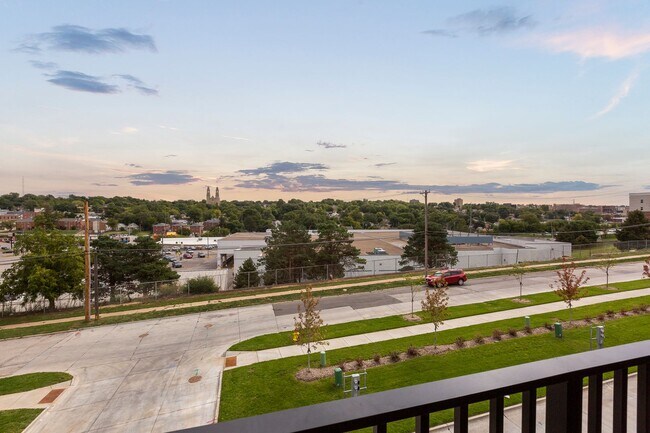 Building Photo - Modern 3BR Retreat | Penthouse + Skyline V...