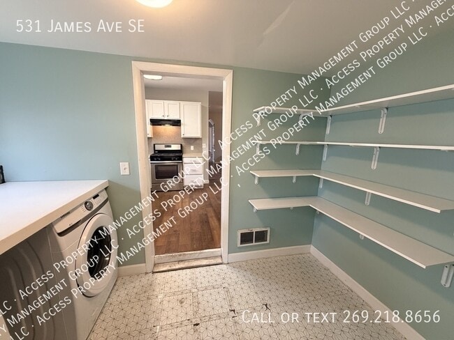 Building Photo - 531 James Ave SE