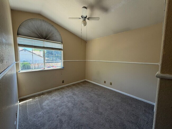 Building Photo - AVAILABLE NOW! Come view this 5 Bedroom single family home in Rocklin!