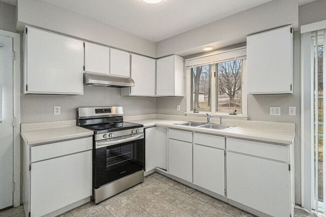 Building Photo - $1250 /2-bedr/1.5 bath town house duplex; tenant pays only electric (Kalamazoo)