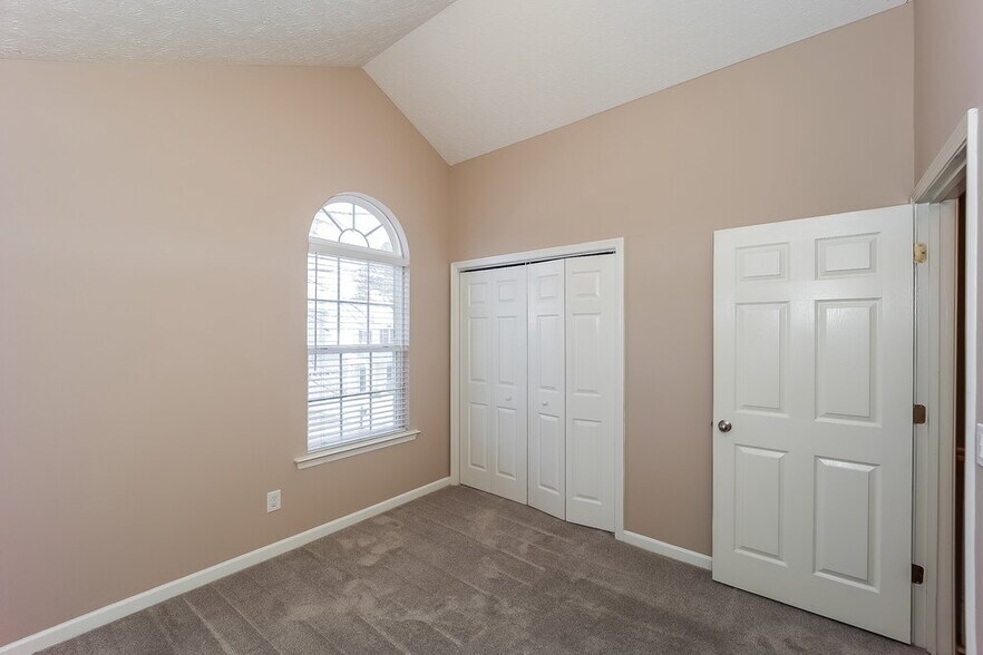 Building Photo - 55 Roxbury Ln