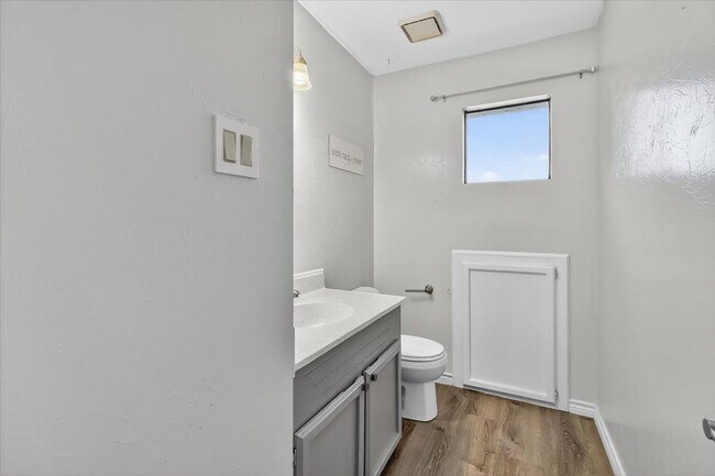 Building Photo - 5410 Fox Run Dr