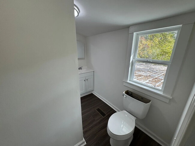 Building Photo - 2 Bed, 1 bath in Central