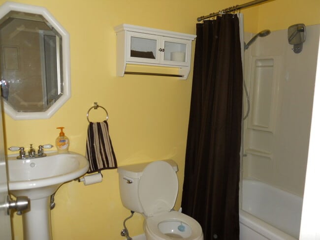 Building Photo - 1305 Westbrooke St