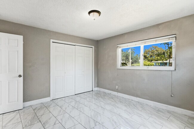 Building Photo - 2748 SW 46th Ct