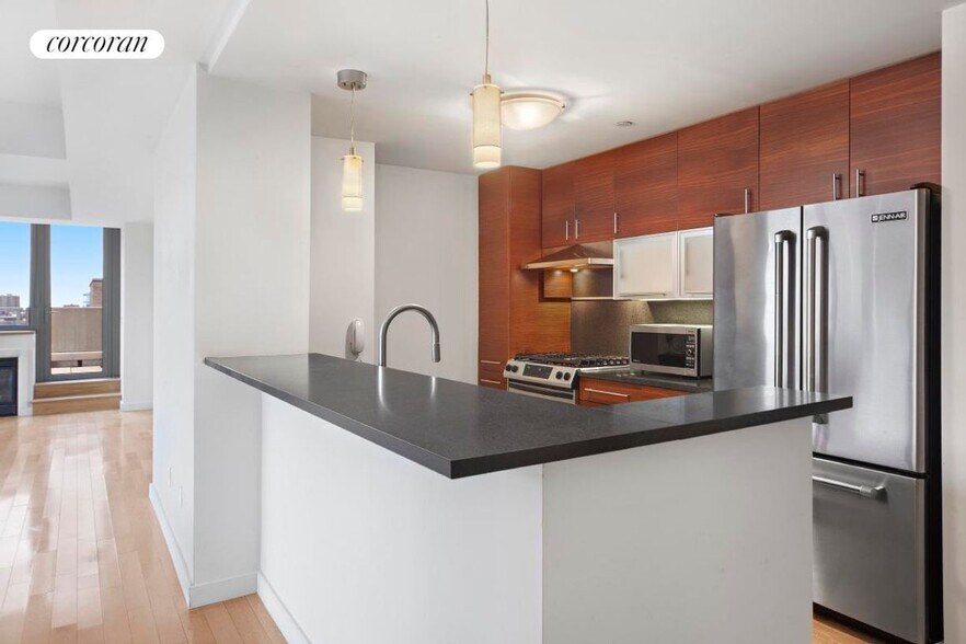 Building Photo - 225 W 60th St