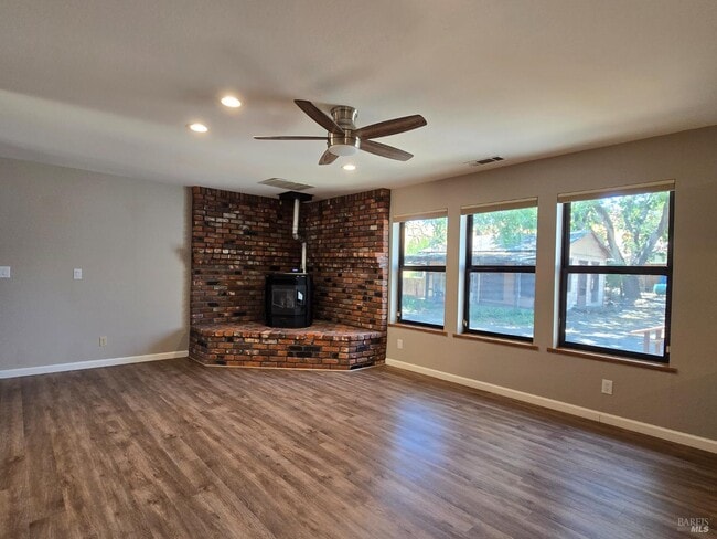 Building Photo - 6491 Pleasants Valley Rd