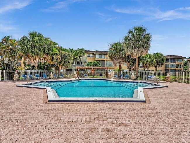 Building Photo - 5001 W Oakland Park Blvd