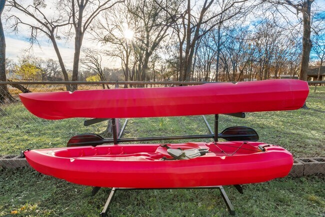 Building Photo - Lakefront Luxury Retreat, 5 Beds, 3 Baths, Quiet Gated Community.