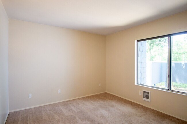 Building Photo - ONE MONTH FREE! Fantastic Lake Oswego 1Bdr w/Fireplace, Dishwasher, W/D & Patio!