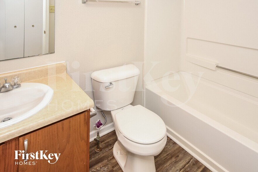 Building Photo - 915 Streamside Dr