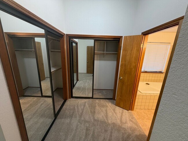 Building Photo - 4 bedroom | 2 bathroom | Gold River home