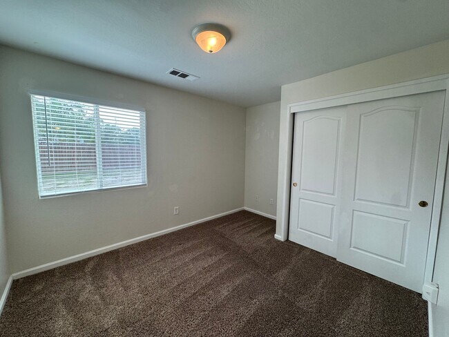 Building Photo - Spacious SW Bakersfield home!